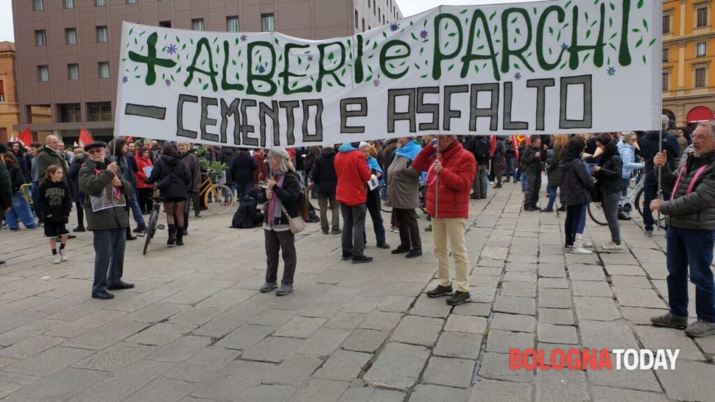 manifestazione per il clima a Bologna