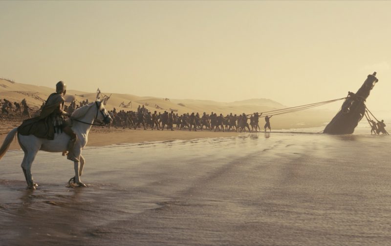 Troiani e il cavallo di Troia sulla spiaggia
